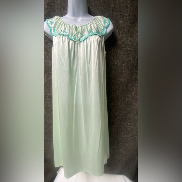 JC Penney Embroidered Gown Housecoat Set - Picture 10 of 16